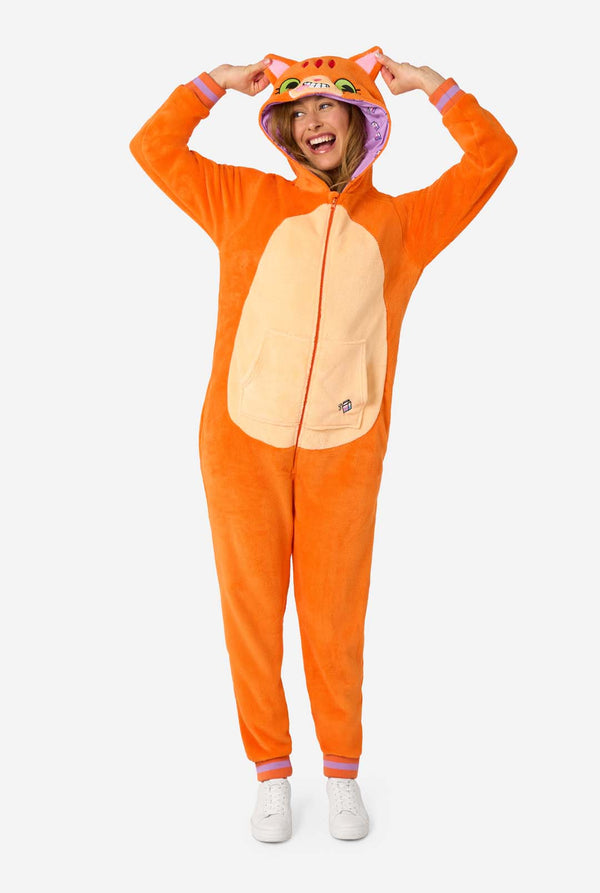 Een vrouw draagt een oranje onesie voor volwassenen die is ontworpen als een rode katten onesie. De onesie heeft een capuchon die lijkt op het hoofd van een kat en katten details, perfect voor gezellig loungen of verkleed feestjes. Ze heeft haar capuchon op haar hoofd.