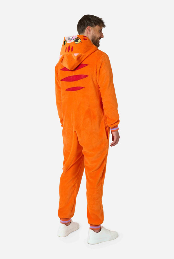 Een glimlachende man draagt ​​een oranje volwassen onesie ontworpen als een rode kattenonesie. De onesie heeft een capuchon die lijkt op een kattenkop en kattendetails, perfect voor gezellig loungen of verkleedfeestjes. Volledig lichaamsbeeld vanaf de zijkant/achterkant.