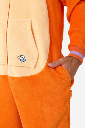 Een glimlachende man draagt ​​een oranje volwassen onesie ontworpen als een rode kattenonesie. De onesie heeft een capuchon die lijkt op een kattenkop en kattendetails, perfect voor gezellig loungen of verkleedfeestjes. Close-up beeld.