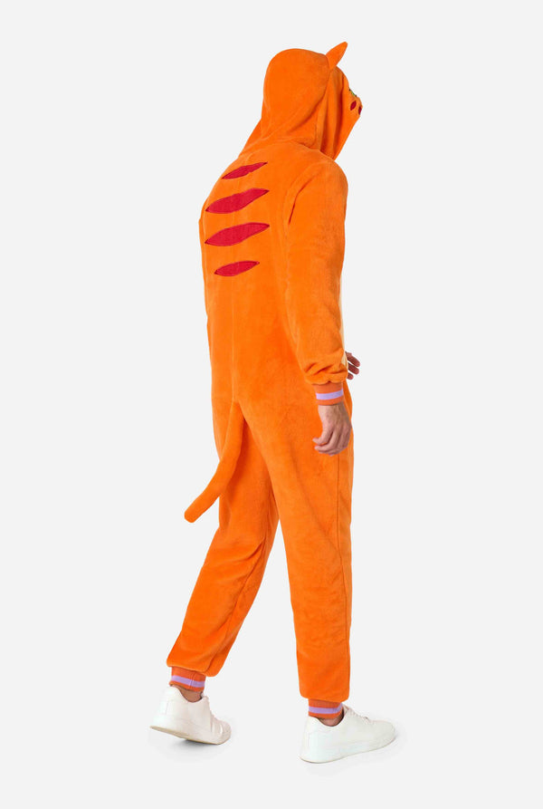 Een glimlachende man draagt ​​een oranje volwassen onesie ontworpen als een rode kattenonesie. De onesie heeft een capuchon die lijkt op een kattenkop en kattendetails, perfect voor gezellig loungen of verkleedfeestjes. Volledig lichaamsbeeld vanaf de achterkant met capuchon omhoog.