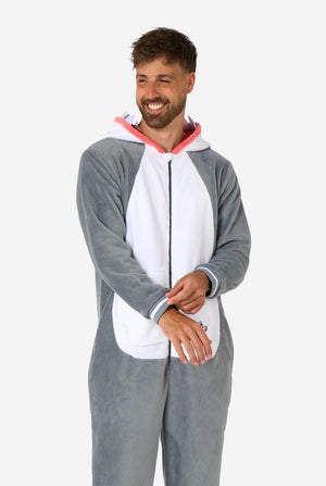 Een man draagt ​​een grijze en witte haaienonesie voor volwassenen met speelse capuchondetails en gezellig, zacht materiaal, perfect voor loungen of verkleedevenementen. Kap op de rug van de man.