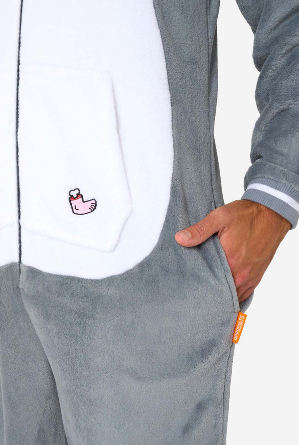 Een man draagt ​​een grijze en witte haaienonesie voor volwassenen met speelse capuchondetails en gezellig, zacht materiaal, perfect voor loungen of verkleedevenementen. Zak close-up.