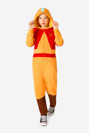 Kind draagt officiele Avatar: The Last Airbender Aang onesie.