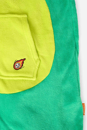 Kind draagt een groene dino onesie voor kinderen. Close-up.