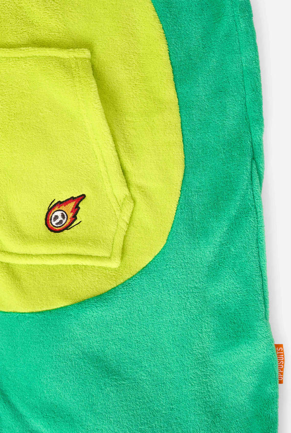 Kind draagt een groene dino onesie voor kinderen. Close-up.