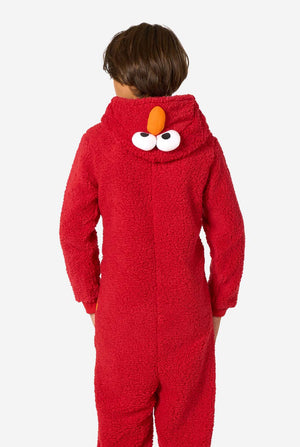 Jongen draagt rode pluche Elmo onesie, foto vanaf de achterkant