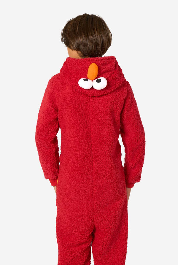 Jongen draagt rode pluche Elmo onesie, foto vanaf de achterkant
