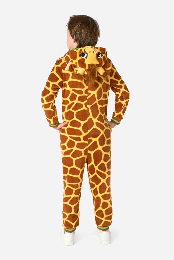 Een lachend kind draagt ​​een bruin-gele kinderonesie ontworpen als een giraffe. De onesie heeft een capuchon die lijkt op een giraffenkop. Uitzicht vanaf de achterkant.