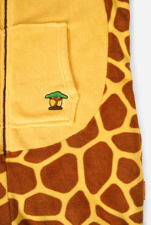 Een lachend kind draagt ​​een bruin-gele kinderonesie ontworpen als een giraffe. De onesie heeft een capuchon die lijkt op een giraffenkop. Close-up.