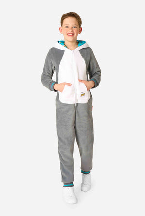 Een kind draagt ​​een comfortabel unisex kinderonesie in de vorm van een maki. De stof is gemaakt van grijs en wit pluche, heeft een capuchon met een cartoonmakigezicht en -oren en een speelse bananenprint op de zak. Volledig lichaam.