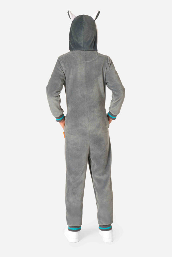 Een kind draagt ​​een comfortabel unisex kinderonesie in de vorm van een maki. De stof is gemaakt van grijs en wit pluche, heeft een capuchon met een cartoonmakigezicht en -oren en een speelse bananenprint op de zak. Gezien vanaf de achterkant.