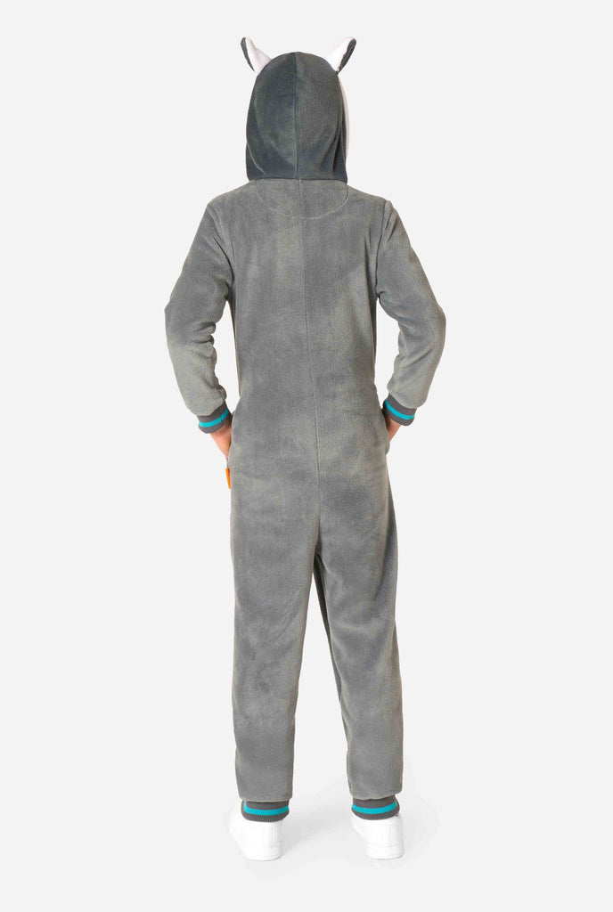 Een kind draagt ​​een comfortabel unisex kinderonesie in de vorm van een maki. De stof is gemaakt van grijs en wit pluche, heeft een capuchon met een cartoonmakigezicht en -oren en een speelse bananenprint op de zak. Gezien vanaf de achterkant.