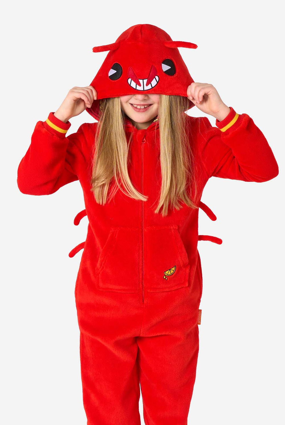 Een kind draagt ​​een felrode kinderonesie met kreeftenthema, speelse capuchondetails en gezellig, zacht materiaal.