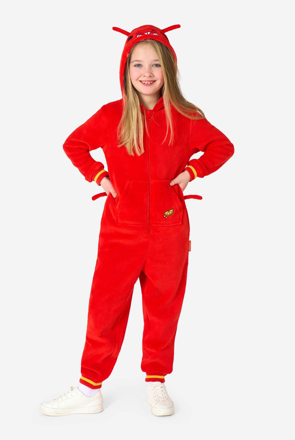 Een kind draagt ​​een felrode kinderonesie met kreeftenthema, speelse capuchondetails en gezellig, zacht materiaal.