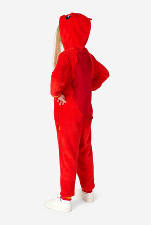 Een kind draagt ​​een felrode kinderonesie met kreeftenthema, speelse capuchondetails en gezellig, zacht materiaal. Uitzicht vanaf de zijkant.