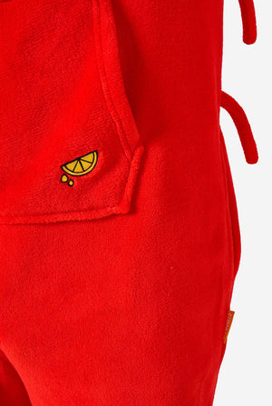 Een kind draagt ​​een felrode kinderonesie met kreeftenthema, speelse capuchondetails en gezellig, zacht materiaal. Close-up.