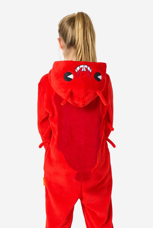 Een kind draagt ​​een felrode kinderonesie met kreeftenthema, speelse capuchondetails en gezellig, zacht materiaal. Uitzicht vanaf de achterkant, met de capuchon naar beneden.