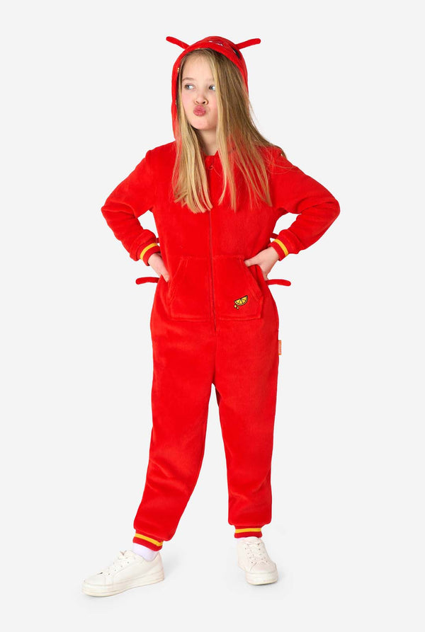 Een kind draagt ​​een felrode kinderonesie met kreeftenthema, speelse capuchondetails en gezellig, zacht materiaal. Volledig lichaamsbeeld, met de handen in de zij.