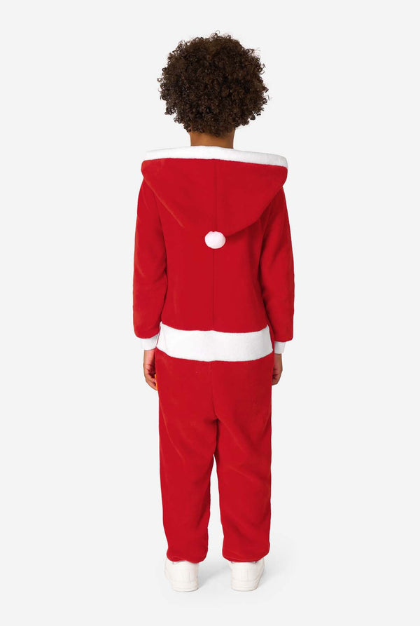 Achteraanzicht van een kind dat een rode Santa-onesie draagt met een wit afgewerkte capuchon en een kleine witte pompon.