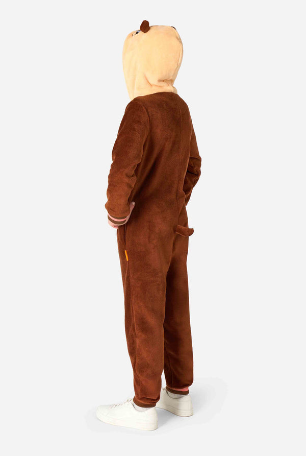 Een lachend kind draagt ​​een bruine kinderonesie ontworpen als een otter. De onesie heeft een capuchon met oren, een schattig gezichtje en speelse otterdetails. Zijaanzicht.