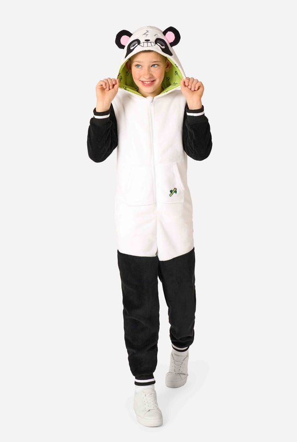 Een glimlachend kind dat een kinderonesie met panda-thema draagt. Deze gezellige onesie heeft de zwart-witte pandakleuren met een speelse capuchon met panda-oren en een schattig gezichtje. Perfect voor loungen of leuke verkleedgelegenheden. Volledig lichaamsbeeld.