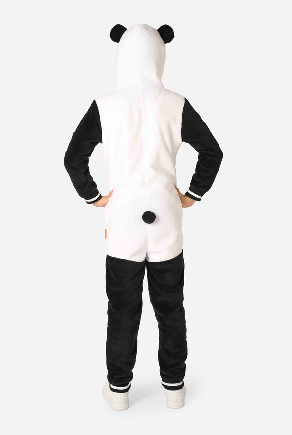 Een glimlachend kind dat een kinderonesie met panda-thema draagt. Deze gezellige onesie heeft de zwart-witte pandakleuren met een speelse capuchon met panda-oren en een schattig gezichtje. Perfect voor loungen of leuke verkleedgelegenheden. Uitzicht vanaf de achterkant.