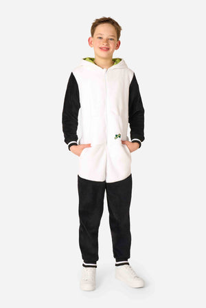 Een glimlachend kind dat een kinderonesie met panda-thema draagt. Deze gezellige onesie heeft de zwart-witte pandakleuren met een speelse capuchon met panda-oren en een schattig gezichtje. Perfect voor loungen of leuke verkleedgelegenheden. Volledig lichaam met de capuchon naar beneden.