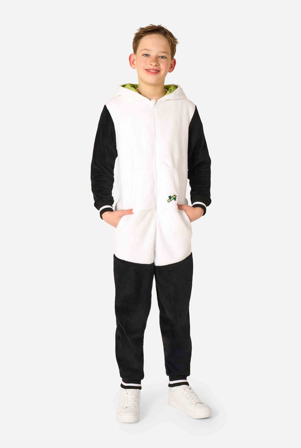 Een glimlachend kind dat een kinderonesie met panda-thema draagt. Deze gezellige onesie heeft de zwart-witte pandakleuren met een speelse capuchon met panda-oren en een schattig gezichtje. Perfect voor loungen of leuke verkleedgelegenheden. Volledig lichaam met de capuchon naar beneden.