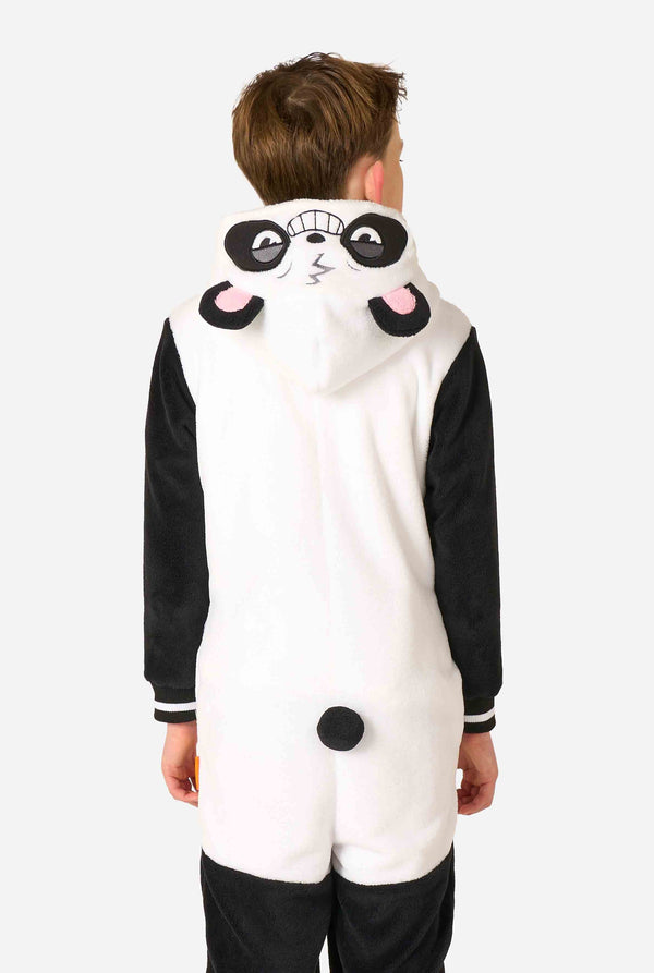 Een kind dat een kinderonesie met panda-thema draagt. Deze gezellige onesie heeft de zwart-witte pandakleuren met een speelse capuchon met panda-oren en een schattig gezichtje. Perfect voor loungen of leuke verkleedgelegenheden. Uitzicht vanaf de achterkant, met de capuchon naar beneden.