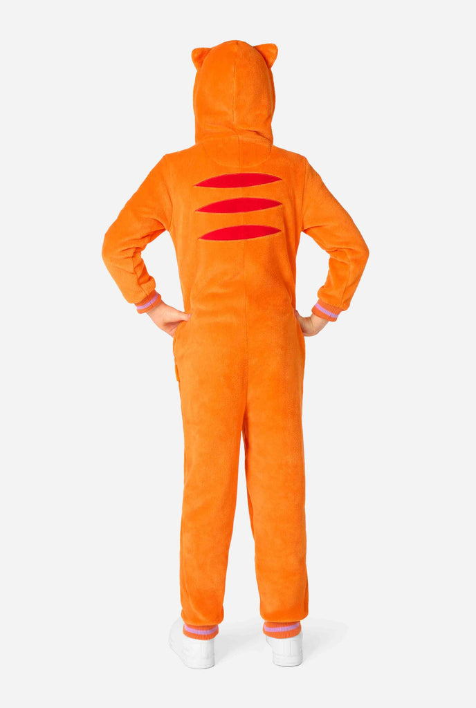 Kind draagt ​​een speelse unisex onesie voor kinderen, ontworpen als een rood-oranje kat, met een capuchon met een cartoonkattengezicht, oren en een lichtbeige buikpaneel, tegen een effen achtergrond. De achterkant van de onesie is zichtbaar.