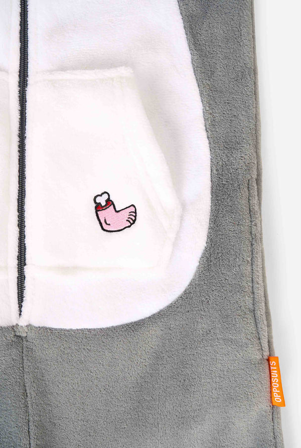 Een kind draagt ​​een grijze en witte kinderonesie met een haai, speelse capuchondetails en gezellig, zacht materiaal, perfect voor loungen of verkleedevenementen. Close-up.