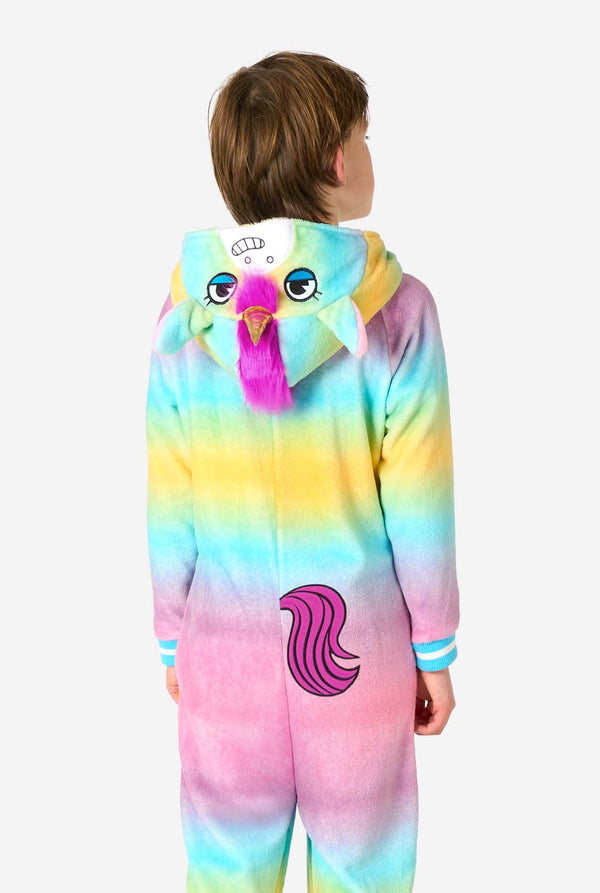 Een lachend kind draagt ​​een witte, roze, blauwe en gele kinderonesie ontworpen als eenhoorn. De Unicorn onesie heeft een capuchon die lijkt op een eenhoornkop en andere speelse details. Uitzicht vanaf de achterkant.
