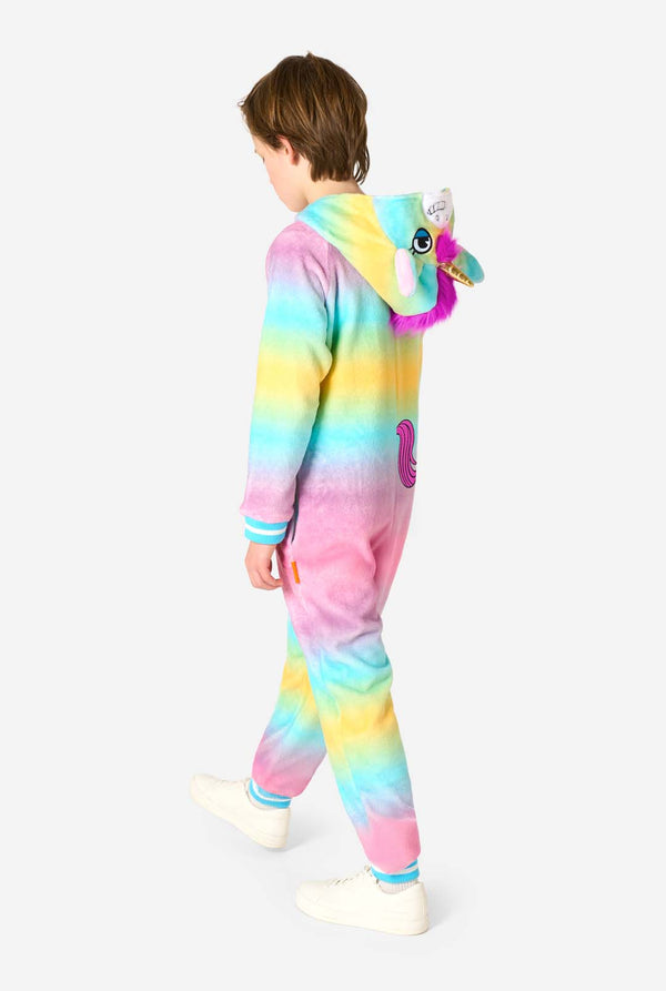 Een lachend kind draagt ​​een witte, roze, blauwe en gele kinderonesie ontworpen als eenhoorn. De Unicorn onesie heeft een capuchon die lijkt op de kop van een eenhoorn en andere speelse details. Uitzicht vanaf de achterkant met de capuchon naar beneden.