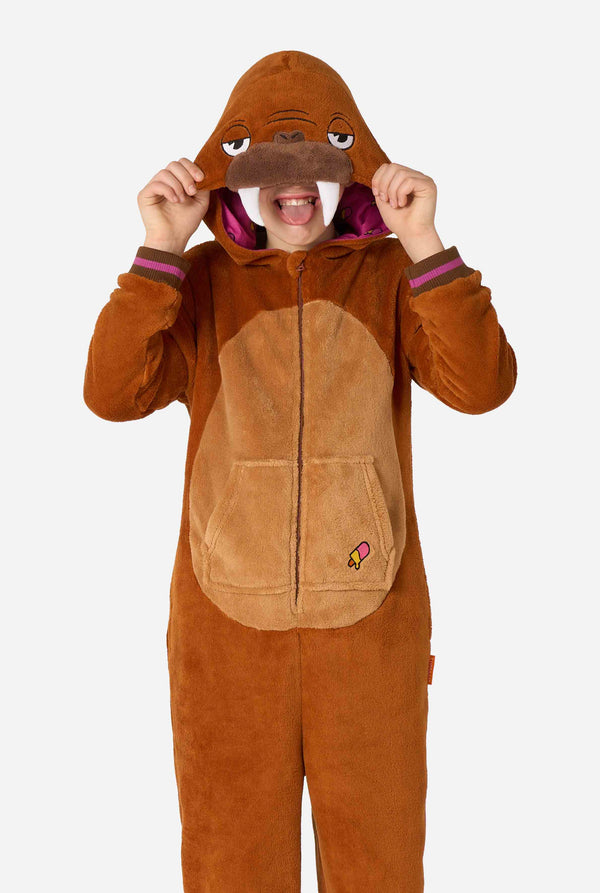 Een vrolijk jongetje in een bruine kinderonesie ontworpen als walrus. De onesie heeft een capuchon met hoektanden, gestikte handschoenen die op poten lijken en speelse walrusdetails, perfect voor gezellig loungen of verkleedfeestjes.
