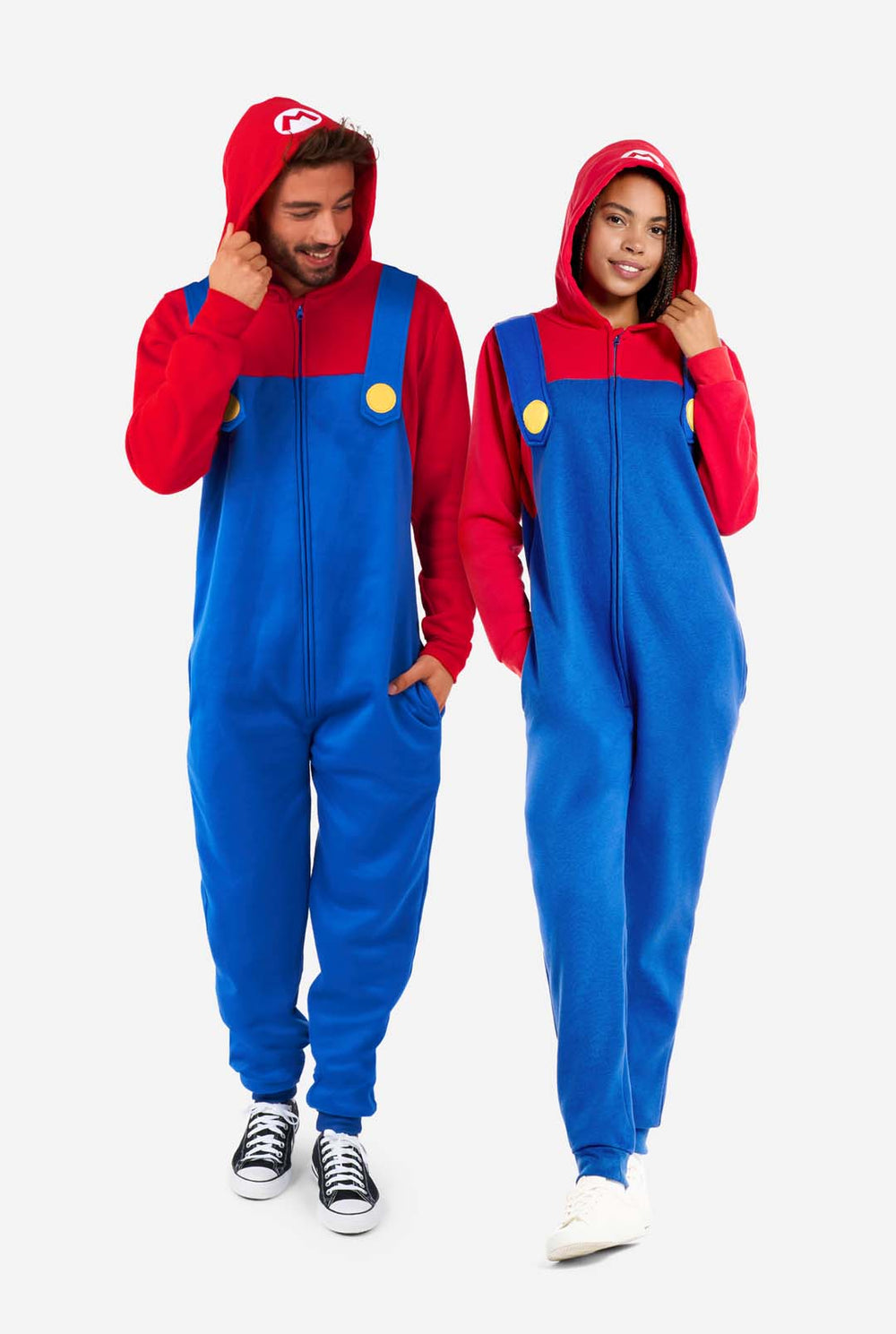 Man en vrouw dragen rood en blauw, Unisex Adult Onesie met Super Mario thema. Onesie lijkt op de Super Mario outfit.