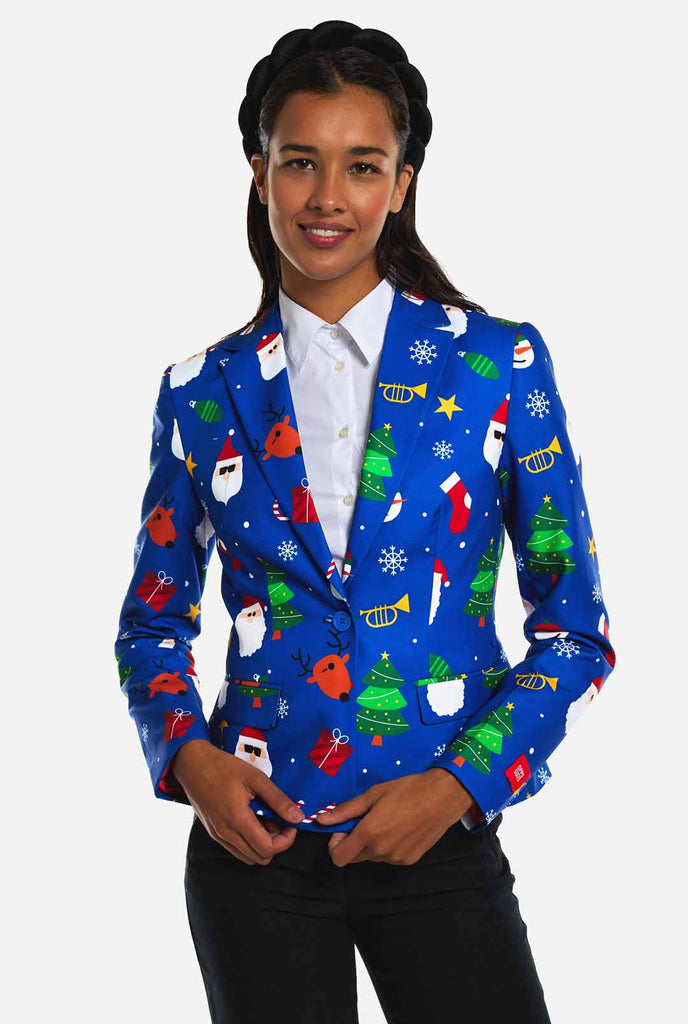 Vrouw draagt blauwe Kerstblazer voor dames, met Kersticonen.