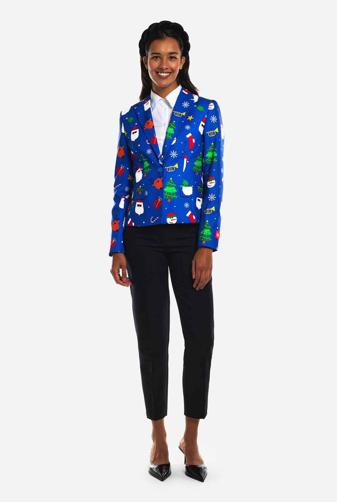 Vrouw draagt blauwe Kerstblazer voor dames, met Kersticonen.