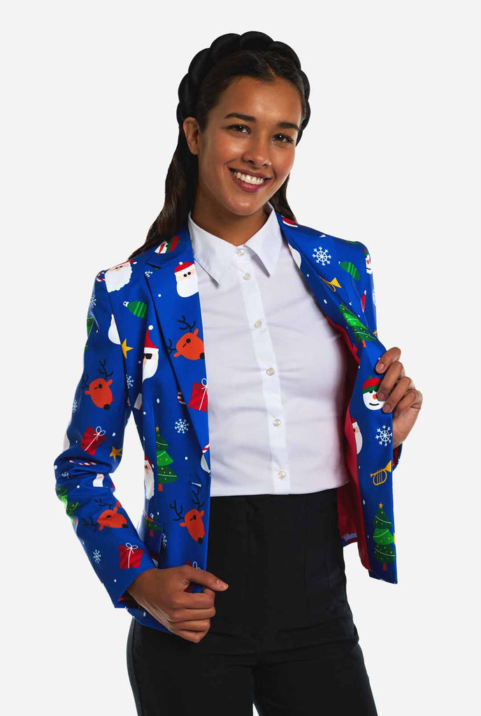 Vrouw draagt blauwe Kerstblazer voor dames, met Kersticonen.