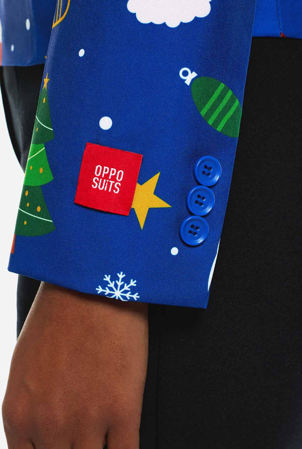 Vrouw draagt blauwe Kerstblazer voor dames, met Kersticonen.
