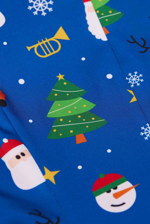 Vrouw draagt blauwe Kerstblazer voor dames, met Kersticonen.