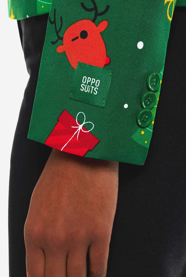 Vrouw draagt groene Kerstblazer voor dames.
