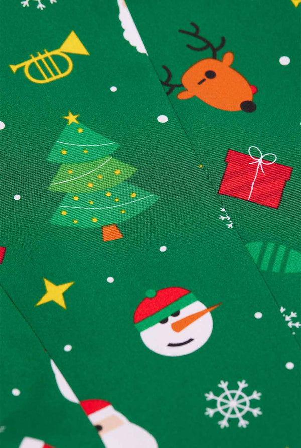 Vrouw draagt groene Kerstblazer voor dames.