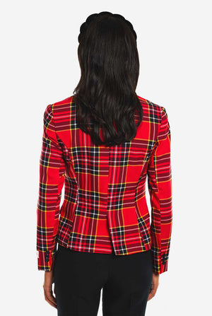 Vrouw draagt damesblazer met tartan print
