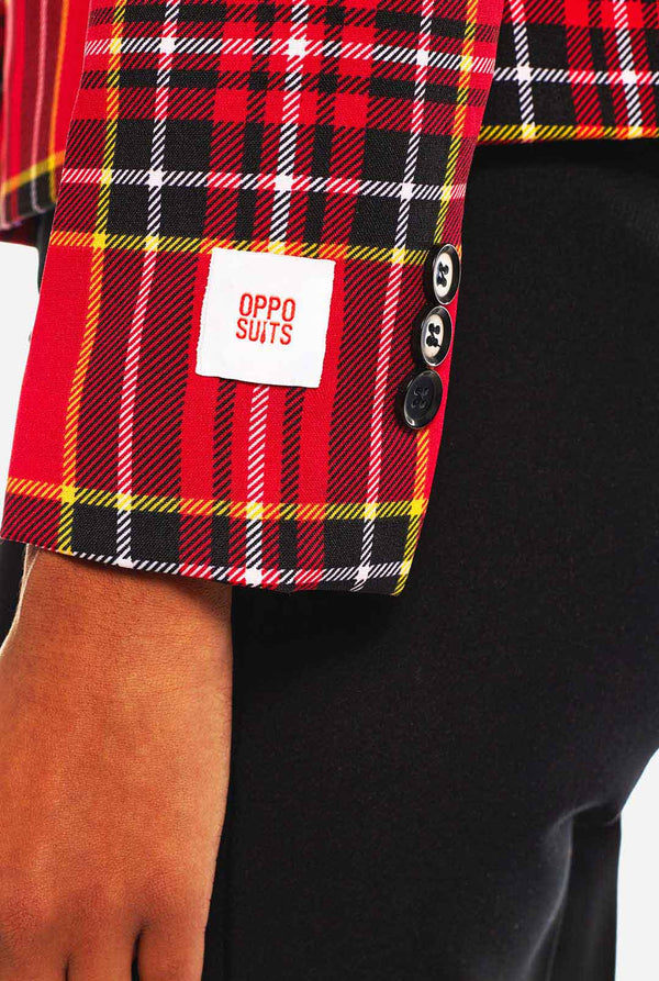 Vrouw draagt damesblazer met tartan print