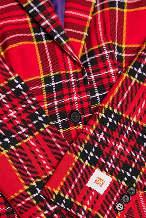 Vrouw draagt damesblazer met tartan print