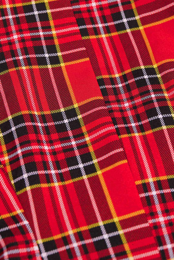 Vrouw draagt damesblazer met tartan print