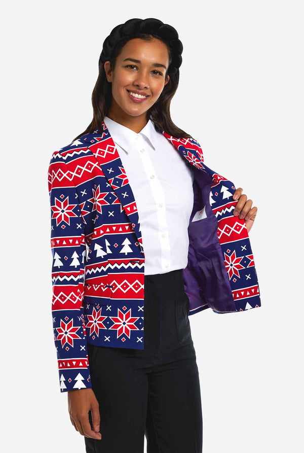 Vrouw draagt dames Kerstblazer met Nordic print