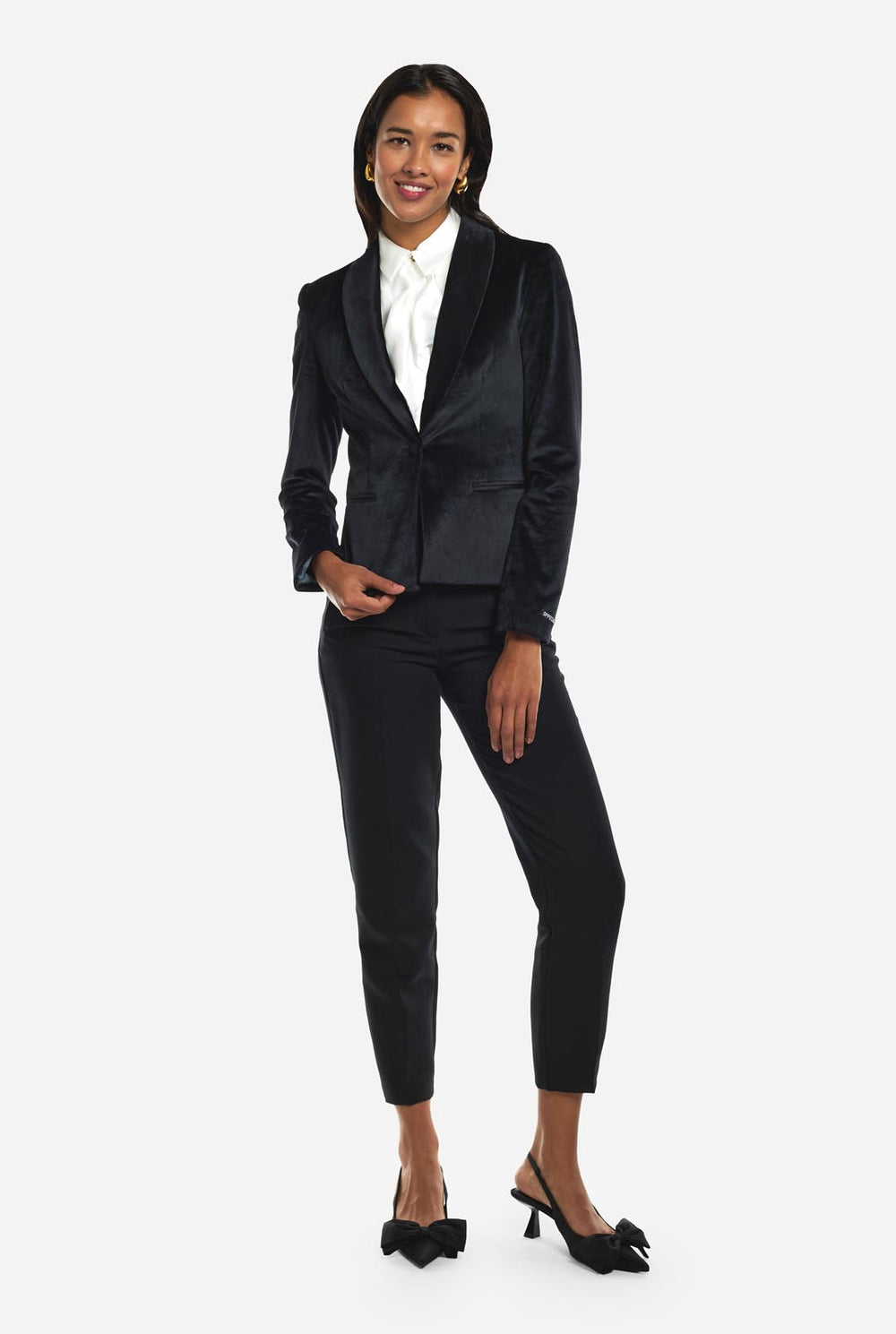 Vrouw draagt zwarte velvet dinner jacket blazer