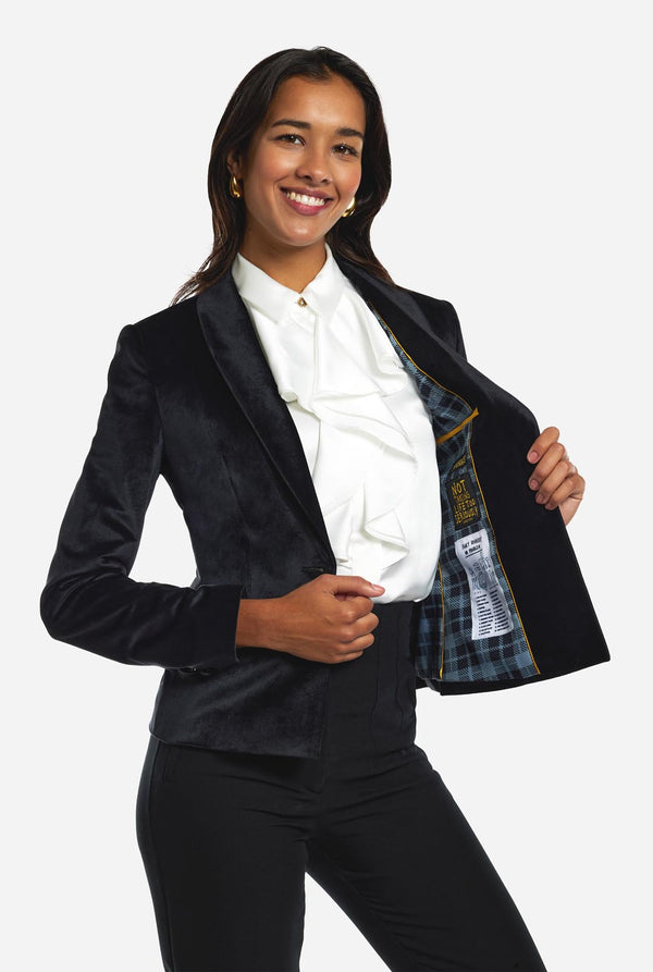 Vrouw draagt zwarte velvet dinner jacket blazer