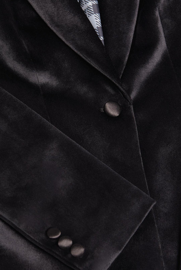Vrouw draagt zwarte velvet dinner jacket blazer